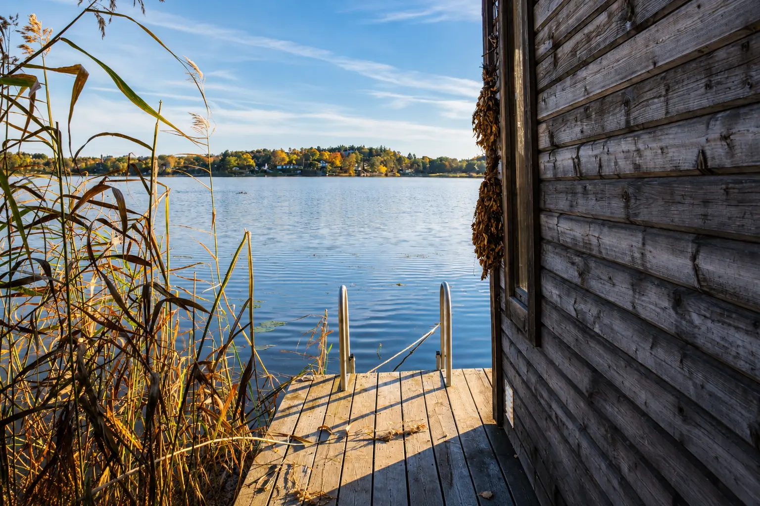 The lakeside swimming deck at Lakefront overlooking Drevviken.