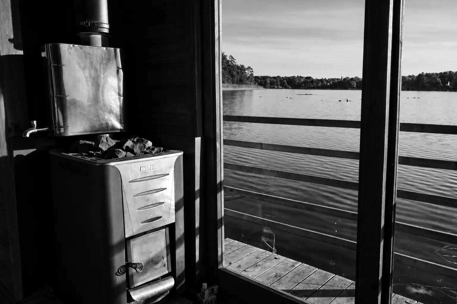 The sauna interior at Lakefront with a view across Drevviken.